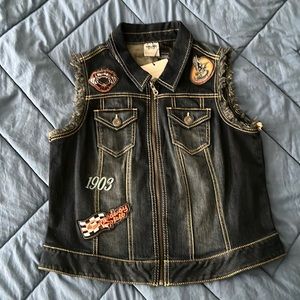 ❌Sold❌NWT badass Harley-Davidson Denim vest with patches!